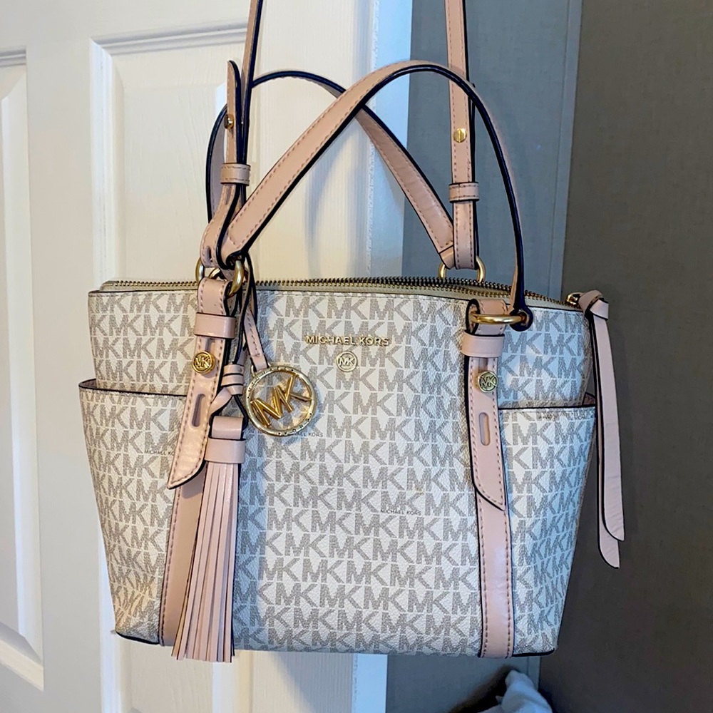 Micheal Kors Purse (Price is NOT firm)